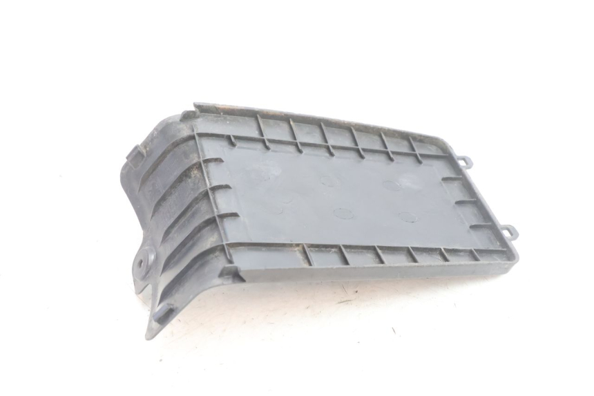 photo de COPERCHIO BATTERIA PEUGEOT KISBEE 2T 50 (2010 - 2017) - Dettagli dei punti di fissaggio