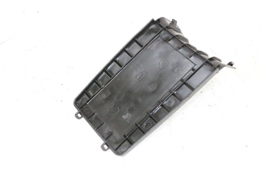 photo de COPERCHIO BATTERIA PEUGEOT KISBEE 4T 50 (2010 - 2017) - Dettaglio del componente