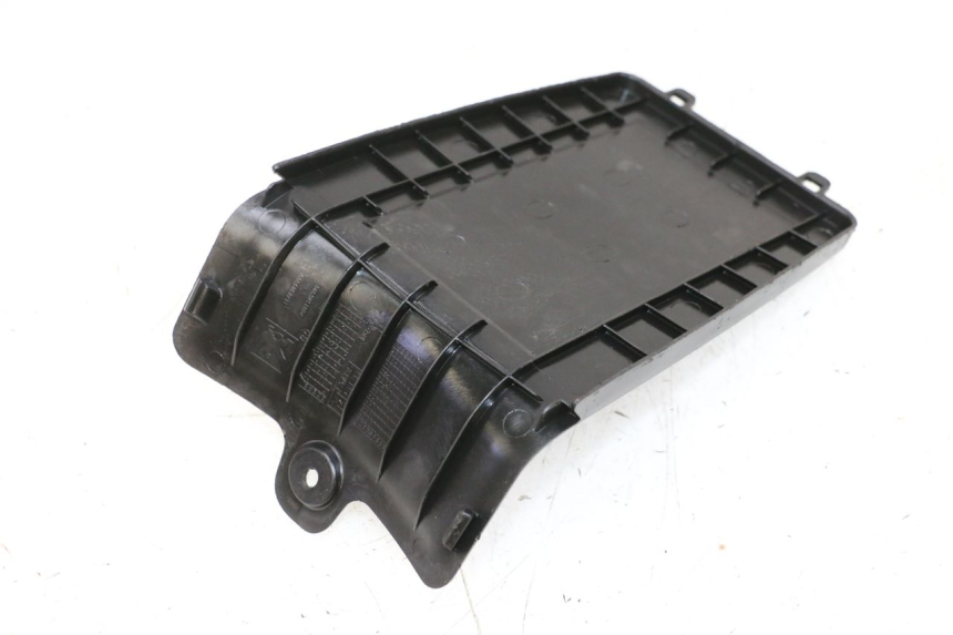 photo de COPERCHIO BATTERIA PEUGEOT KISBEE 4T 50 (2010 - 2017) - Zoom sullo stato d'uso