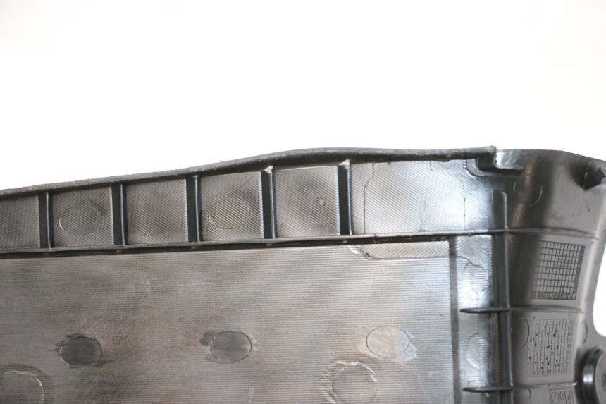 photo de BATTERIA COPERCHIO PEUGEOT KISBEE 4T 50 (2023 - 2026) - Altra angolazione