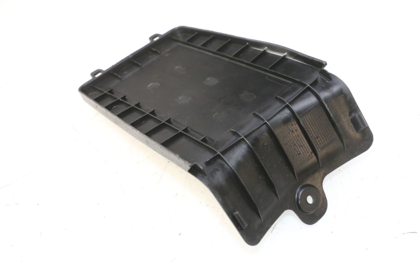 photo de BATTERIA COPERCHIO PEUGEOT KISBEE 4T 50 (2023 - 2026) - Primo piano tecnico