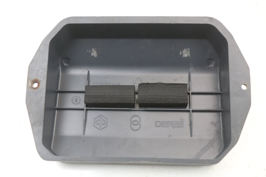 photo de COPERCHIO BATTERIA PIAGGIO LIBERTY 4T 50 (2004 - 2008) - Zoom sullo stato d'uso