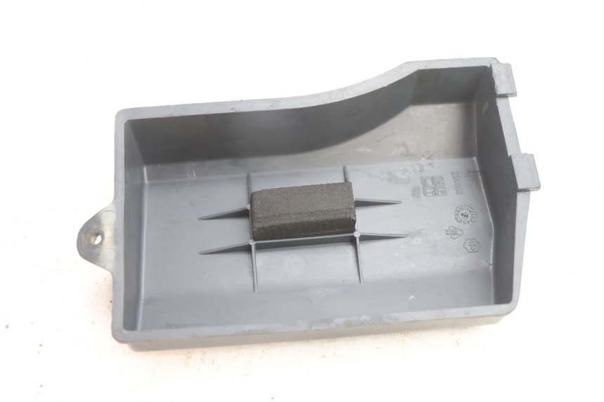 photo de BATTERIA COPERCHIO PIAGGIO LIBERTY 125 (1998 - 2008) - Altra angolazione