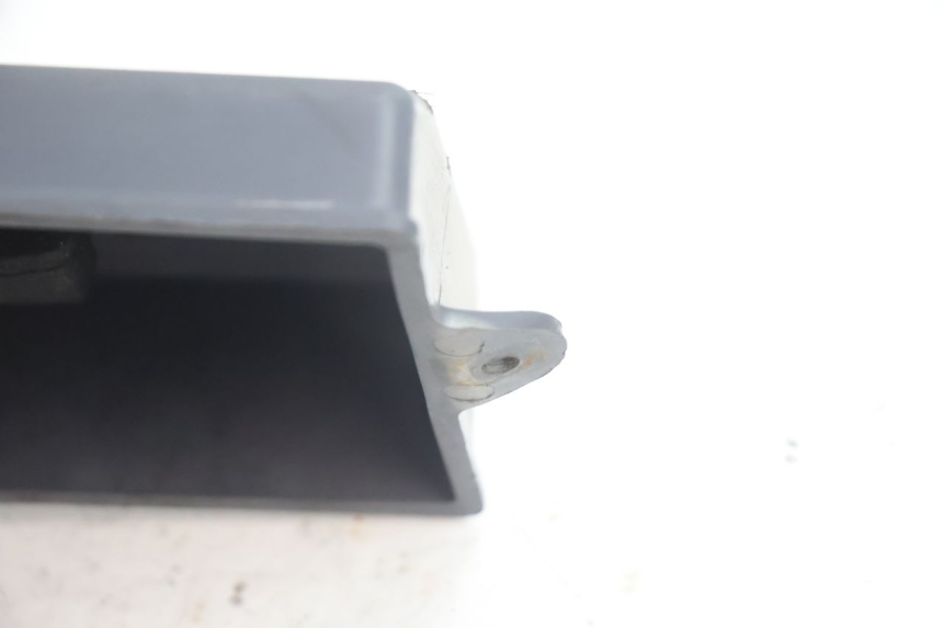 photo de BATTERIA COPERCHIO PIAGGIO LIBERTY 125 (1998 - 2008) - Primo piano tecnico