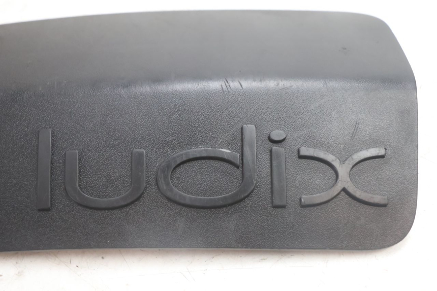 photo de COPERCHIO DELLA BATTERIA PEUGEOT LUDIX 50 (2005 - 2007) - Dettaglio del componente