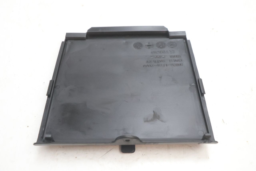 photo de BATTERIA COPERCHIO KYMCO MOVIE S 125 (2009 - 2018) - Altra vista dell'articolo