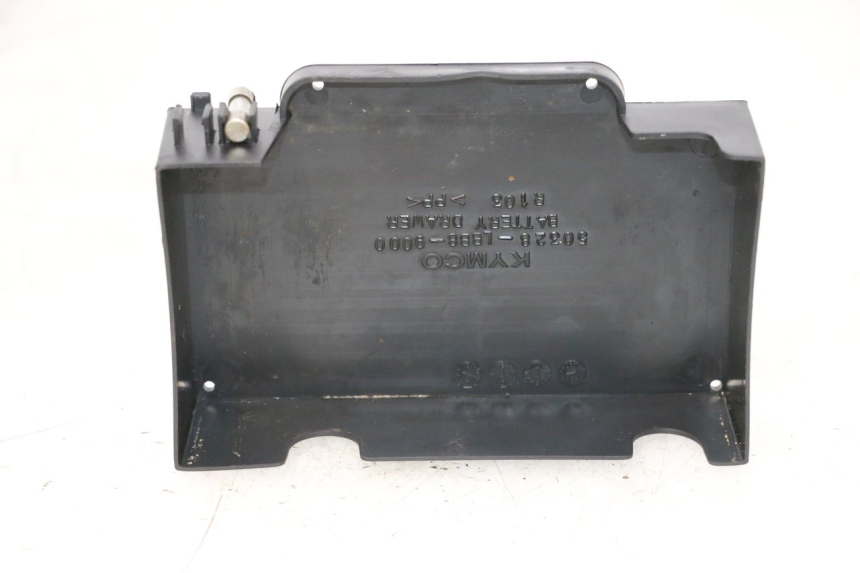 photo de BATTERIA COPERCHIO KYMCO MOVIE S 125 (2009 - 2018) - Zoom sui componenti
