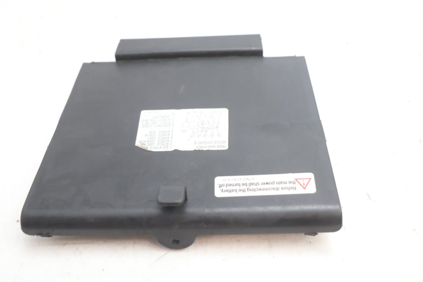 photo de BATTERIA COPERCHIO KYMCO MOVIE S 125 (2009 - 2018) - Primo piano tecnico