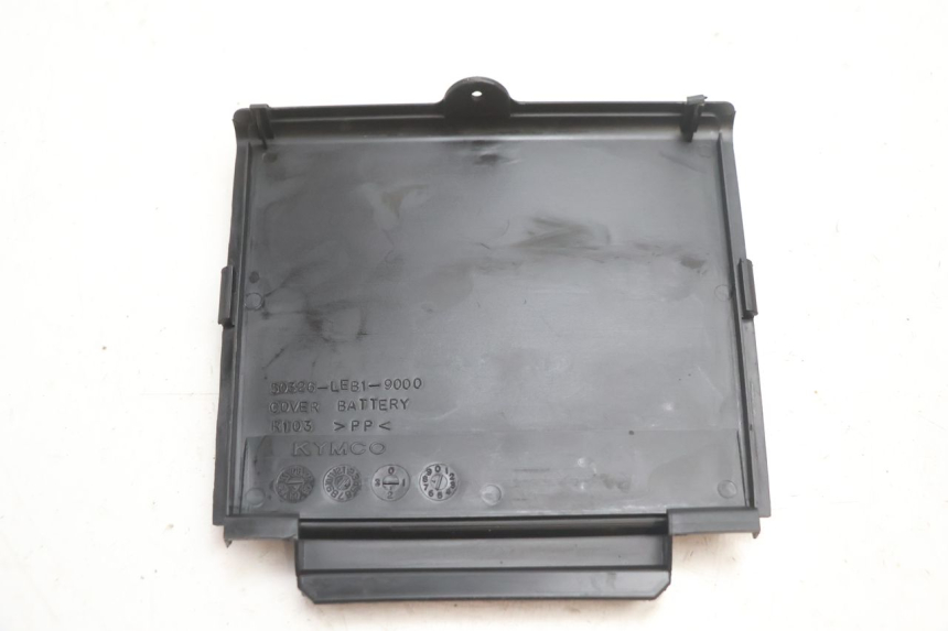 photo de BATTERIA COPERCHIO KYMCO MOVIE S 125 (2009 - 2018) - Dettagli dei punti di fissaggio