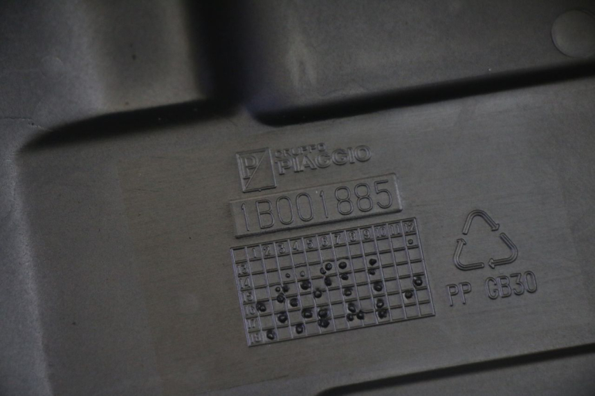 photo de BATTERIA COPERCHIO PIAGGIO MP3 HPE 350 (2018 - 2020) - Primo piano tecnico