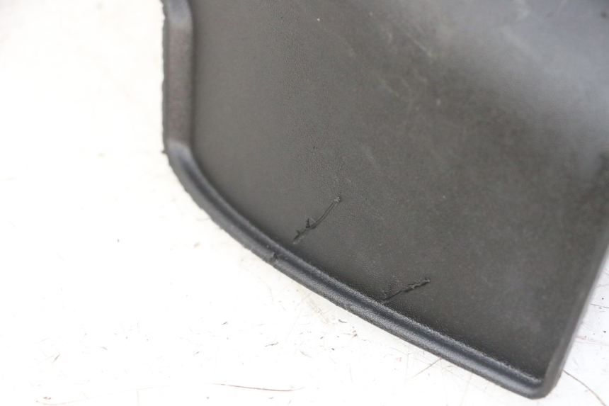 photo de COPERCHIO BATTERIA PIAGGIO MP3 LT 400 (2007 - 2012) - Altra angolazione