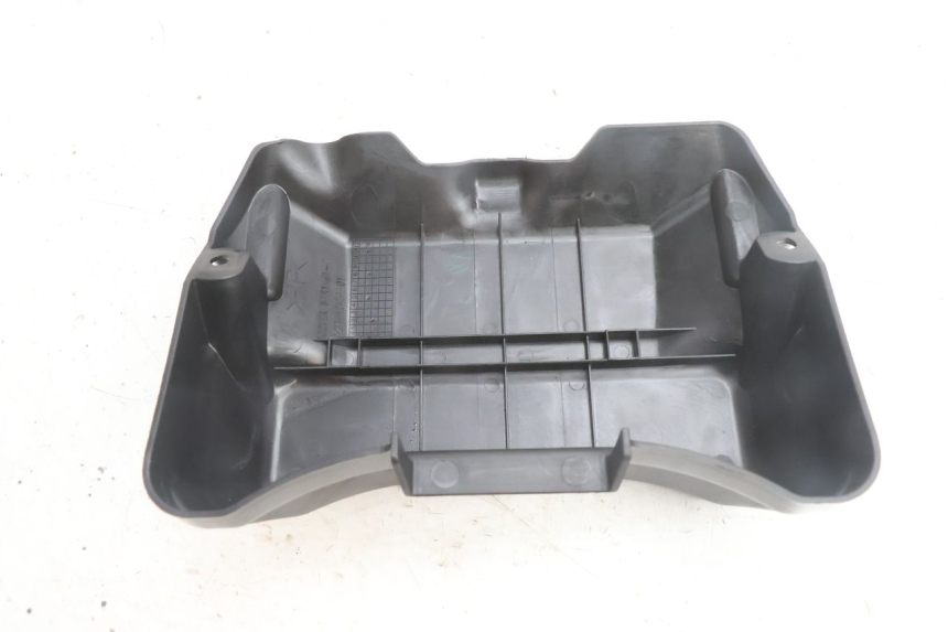 photo de BATTERIA COPERCHIO YAMAHA N-MAX NMAX 125 (2021 - 2024) - Altra angolazione