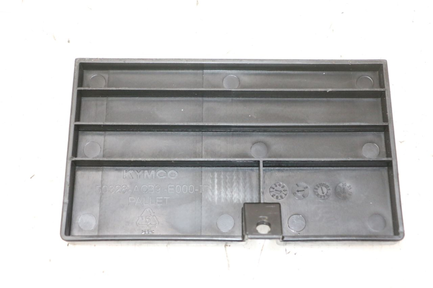 photo de BATTERIA COPERCHIO KYMCO LIKE 4T 50 (2019 - 2025) - Dettaglio del componente