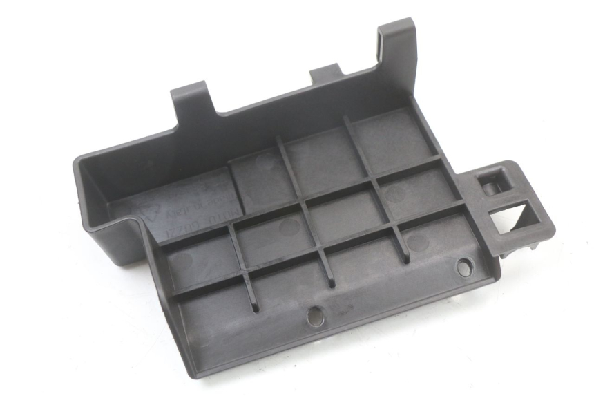 photo de BATTERIA COPERCHIO MOTO GUZZI NORGE 8V GT 1200 (2011 - 2016) - Primo piano tecnico