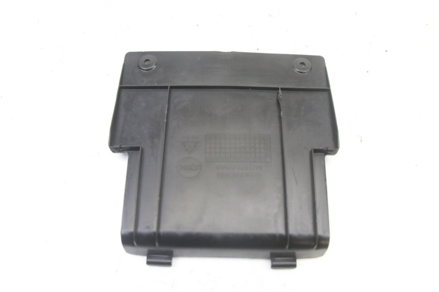 photo de BATTERIA COPERCHIO SYM ORBIT III 3 4T 50 (2021 - 2025) - Altra angolazione