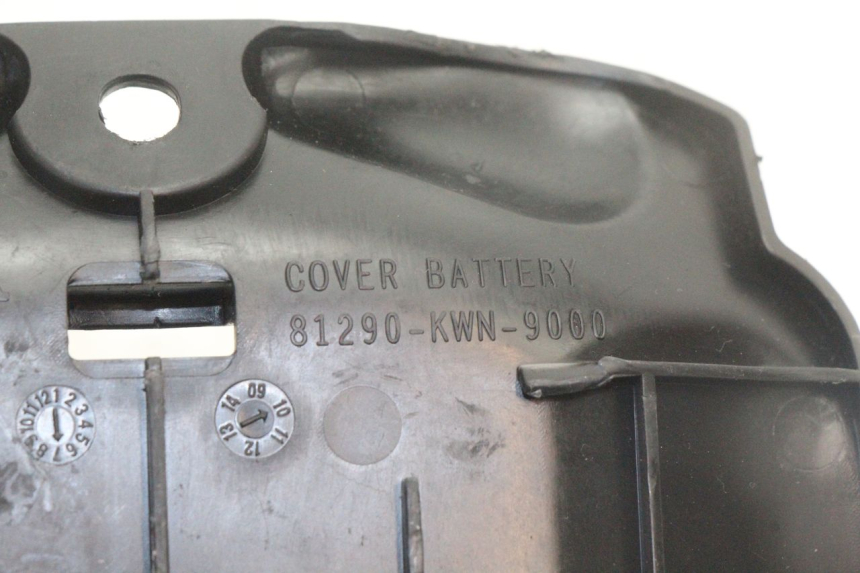 photo de BATTERIA COPERCHIO HONDA PCX (JF28) 125 (2009 - 2011) - Altra angolazione