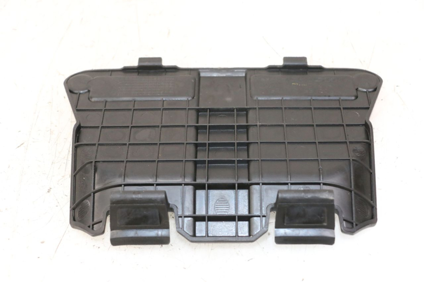 photo de BATTERIA COPERCHIO HONDA PCX (JF57/JF64) 125 (2014 - 2018) - Zoom sullo stato d'uso