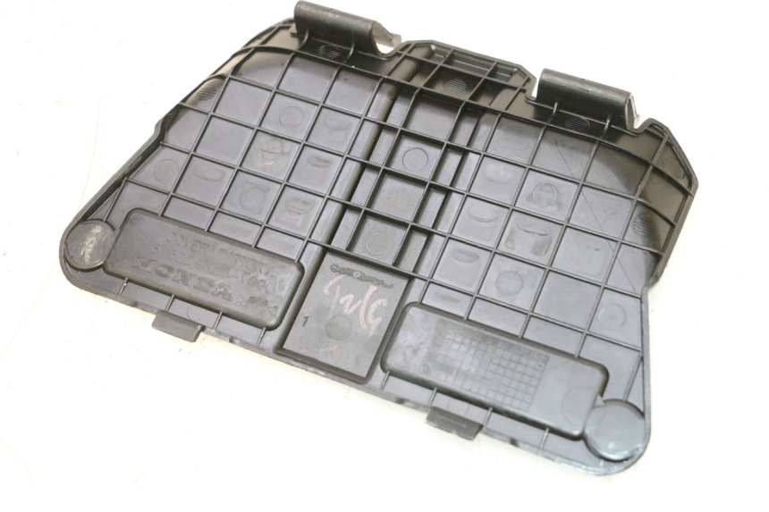 photo de BATTERIA COPERCHIO HONDA PCX (JF57/JF64) 125 (2014 - 2018) - Zoom sullo stato d'uso