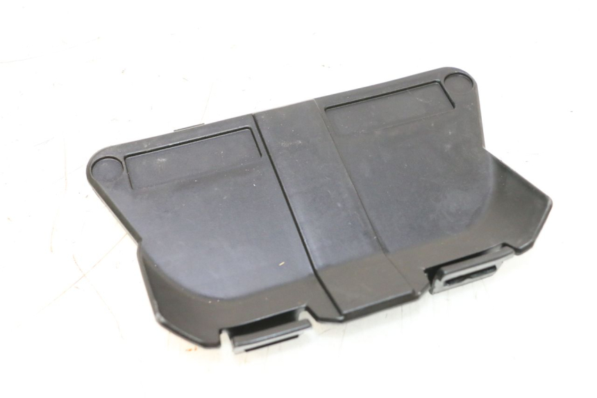 photo de BATTERIA COPERCHIO HONDA PCX (JF57/JF64) 125 (2014 - 2018) - Altra angolazione