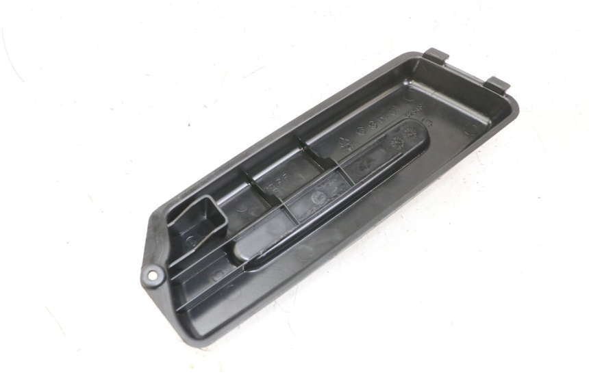 photo de COPERCHIO BATTERIA PIAGGIO FLY 2T 50 (2004 - 2017) - Dettaglio del componente