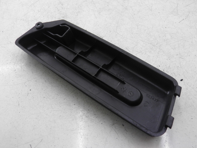 photo de COPERCHIO BATTERIA PIAGGIO FLY 2T 50 (2004 - 2017) - Dettaglio del componente