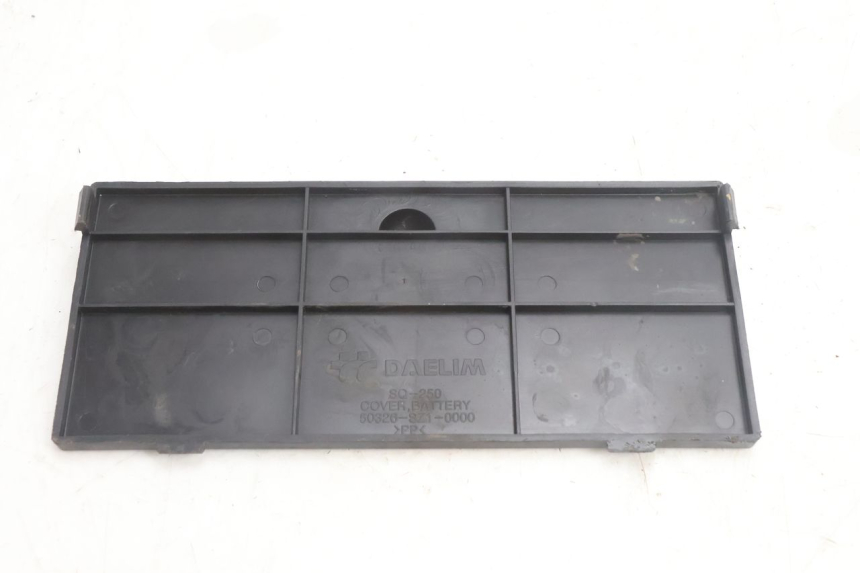 photo de BATTERIA COPERCHIO DAELIM S2 125 (2006 - 2007) - Dettaglio del componente