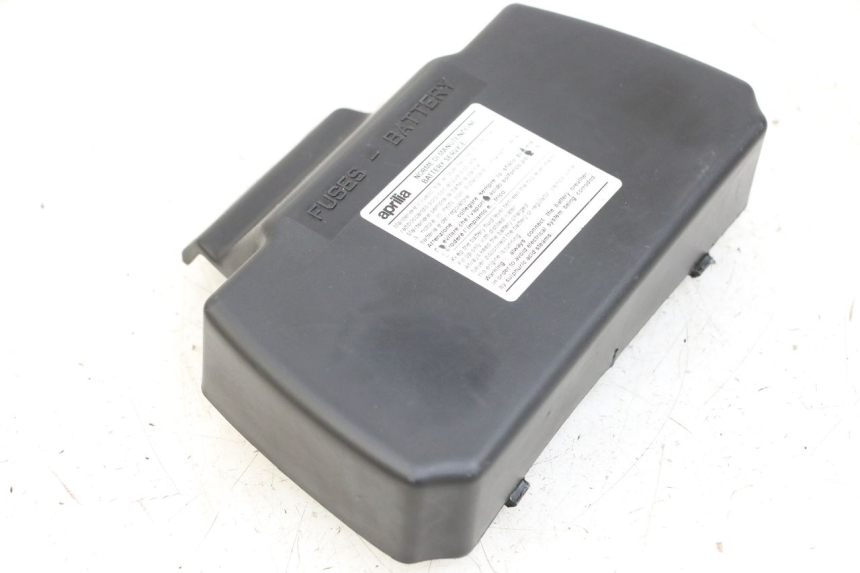 photo de COPERCHIO BATTERIA APRILIA SCARABEO 100 (2003 - 2012) - Zoom sullo stato d'uso