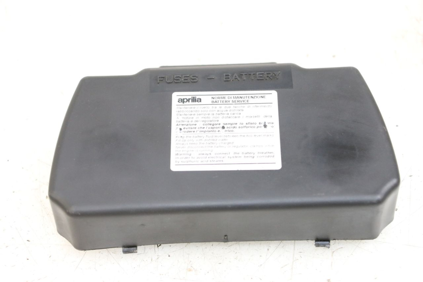 photo de COPERCHIO BATTERIA APRILIA SCARABEO 100 (2003 - 2012) - Altra angolazione