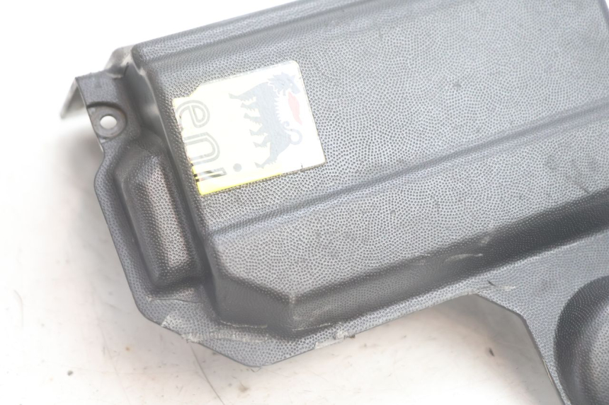 photo de COPERCHIO BATTERIA APRILIA SR 2T 50 (2012 - 2017) - Dettaglio del componente