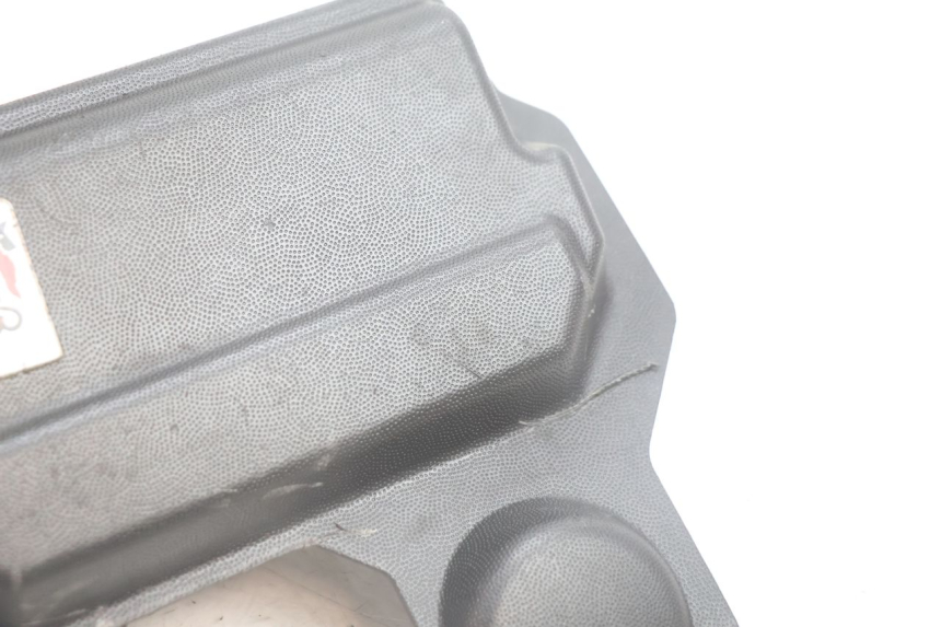 photo de COPERCHIO BATTERIA APRILIA SR 2T 50 (2012 - 2017) - Zoom sullo stato d'uso