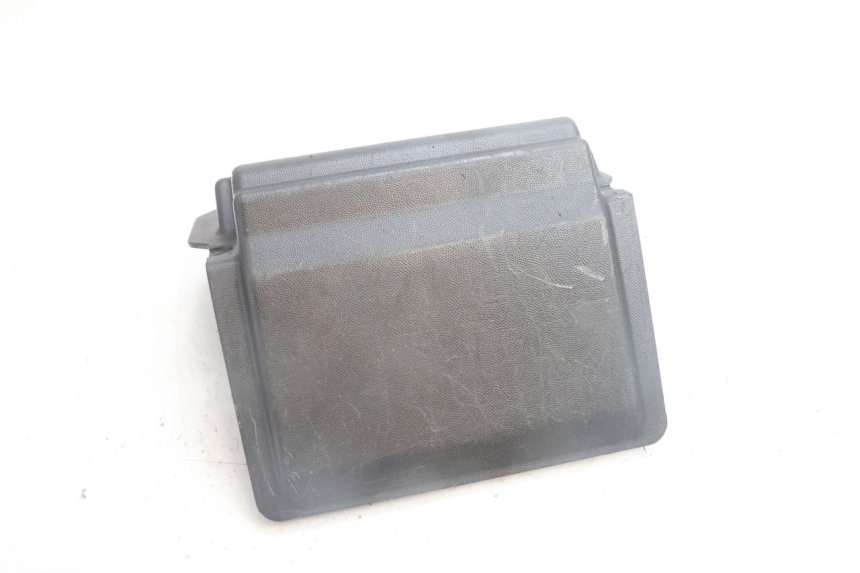 photo de COPERCHIO BATTERIA APRILIA SR 2T 50 (2012 - 2017) - Primo piano tecnico