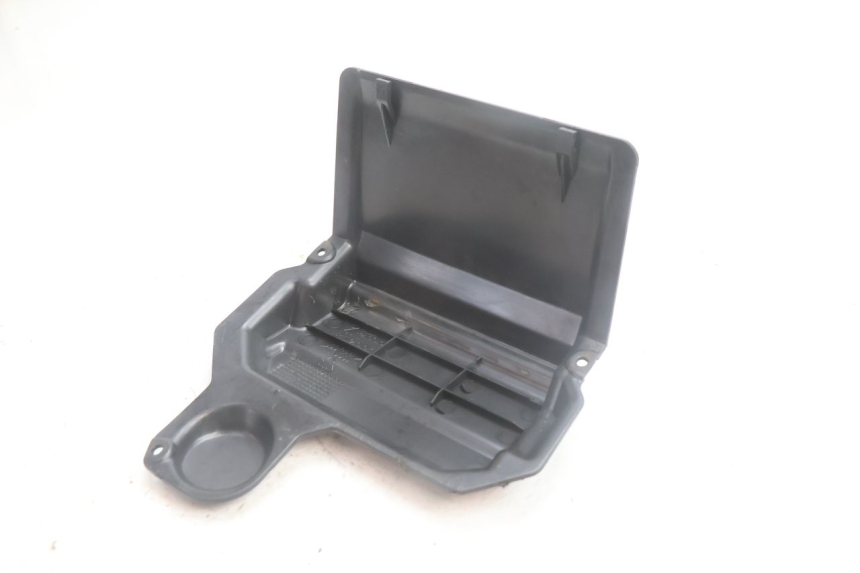 photo de COPERCHIO BATTERIA APRILIA SR 2T 50 (2012 - 2017) - Dettagli dei punti di fissaggio