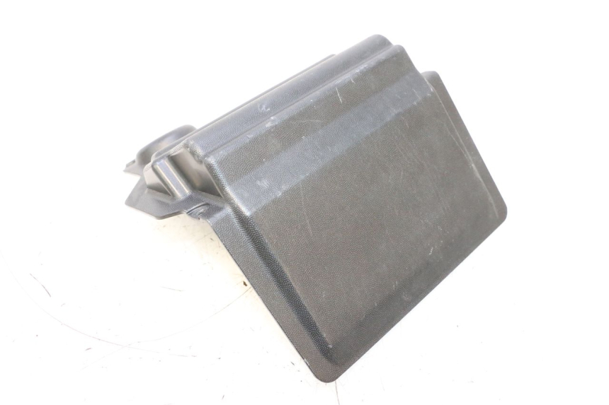 photo de BATTERIA COPERCHIO APRILIA SR MOTARD 50 (2012 - 2018) - Dettaglio del componente