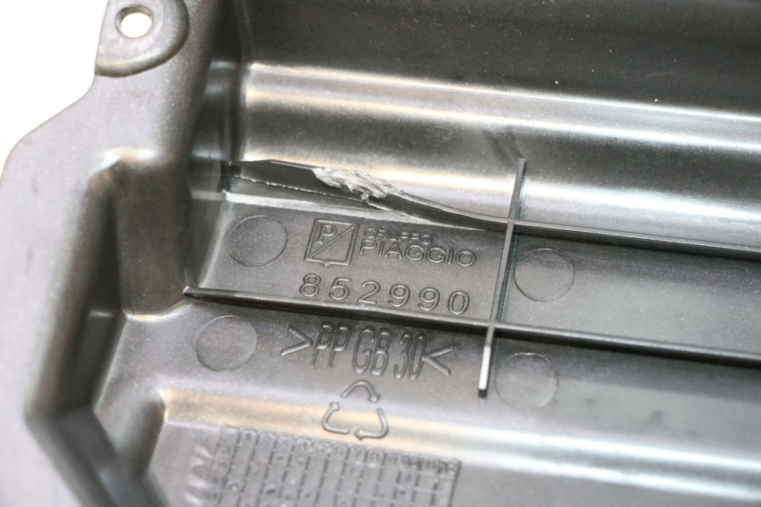 photo de BATTERIA COPERCHIO APRILIA SR MOTARD 50 (2012 - 2018) - Primo piano tecnico