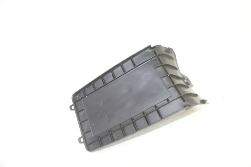 photo de BATTERIA COPERCHIO PEUGEOT STREETZONE I 2T 50 (2018 - 2020) - Altra angolazione