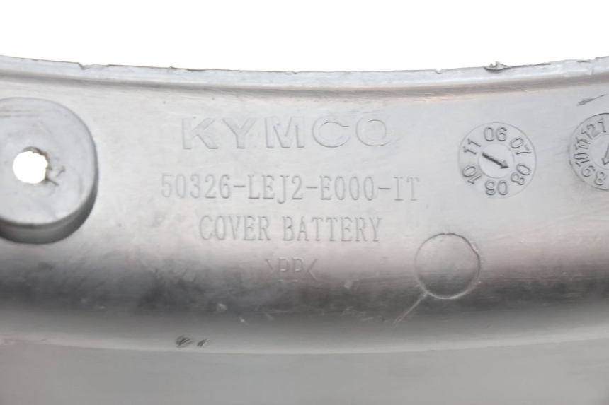 photo de BATTERIA COPERCHIO KYMCO SUPER 8 2T 50 (2007 - 2013) - Dettagli dei punti di fissaggio
