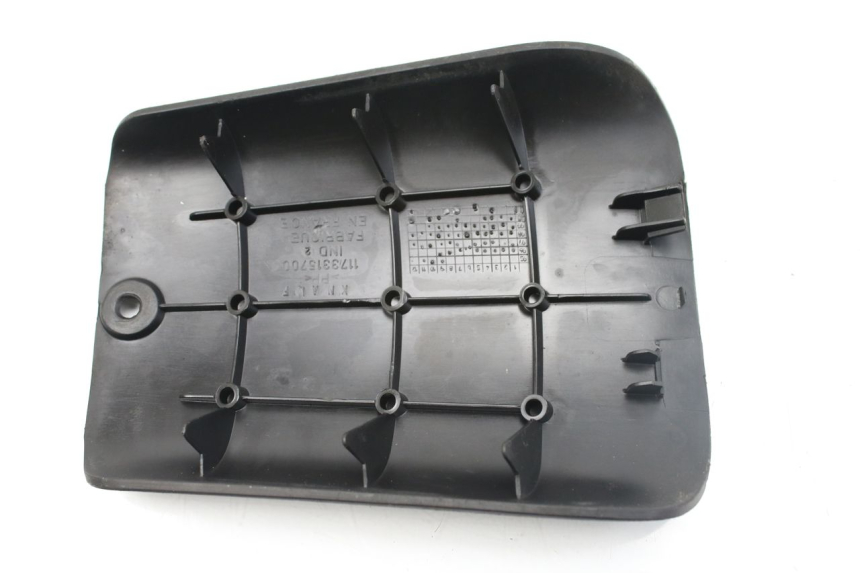 photo de COPERCHIO BATTERIA PEUGEOT TKR TREKKER FURIOUS 50 (2005 - 2014) - Dettaglio del componente