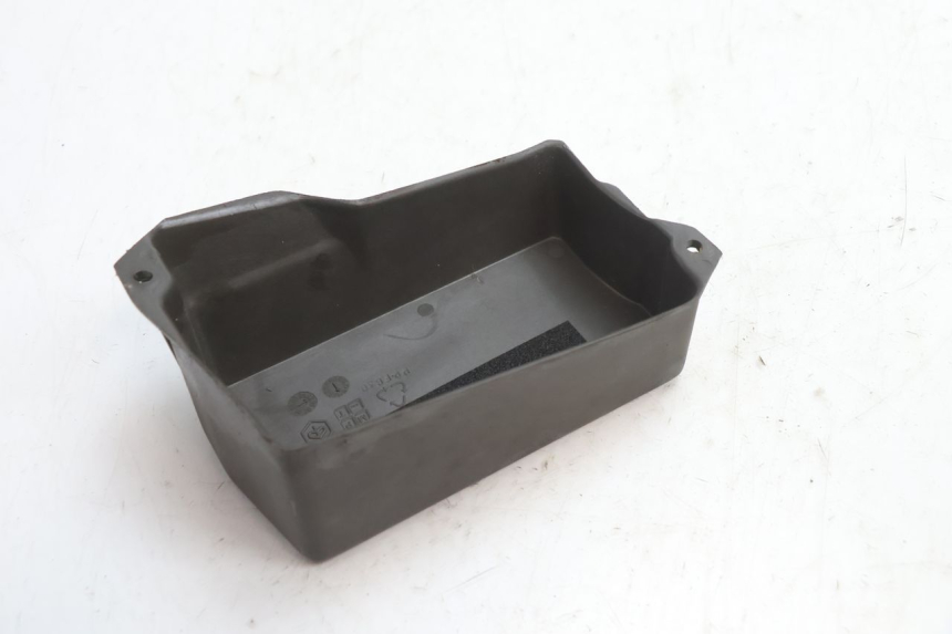 photo de BATTERIA COPERCHIO PIAGGIO TYPHOON 50 (2000 - 2009) - Altra angolazione