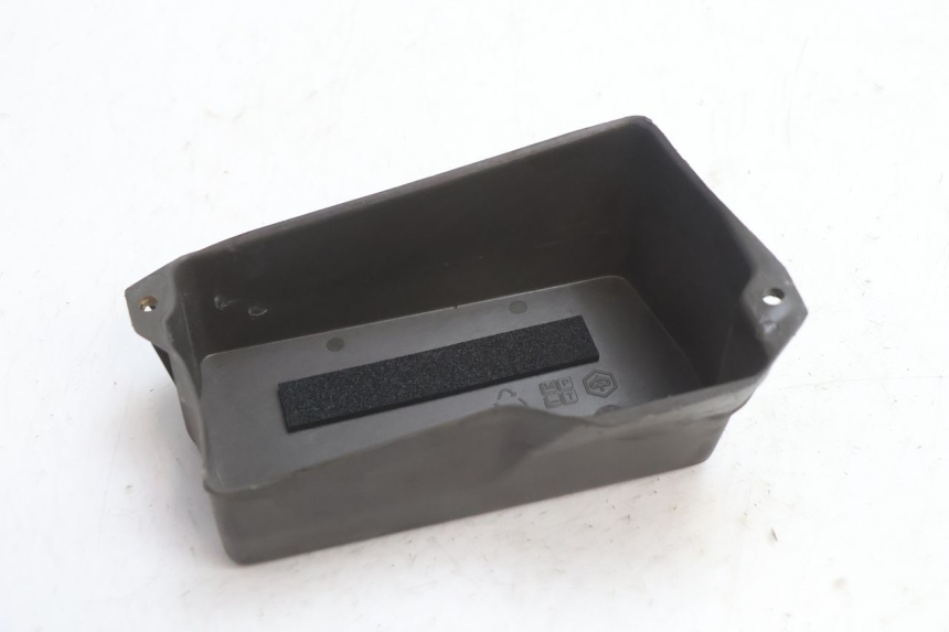 photo de BATTERIA COPERCHIO PIAGGIO TYPHOON 50 (2000 - 2009) - Primo piano tecnico