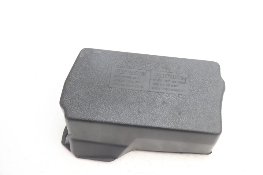 photo de BATTERIA COPERCHIO PIAGGIO TYPHOON 50 (2000 - 2009) - Dettaglio del componente