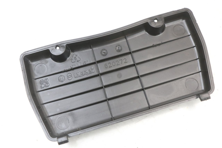 photo de COPERCHIO BATTERIA PIAGGIO XEVO - X EVO 125 (2007 - 2017) - Zoom sullo stato d'uso