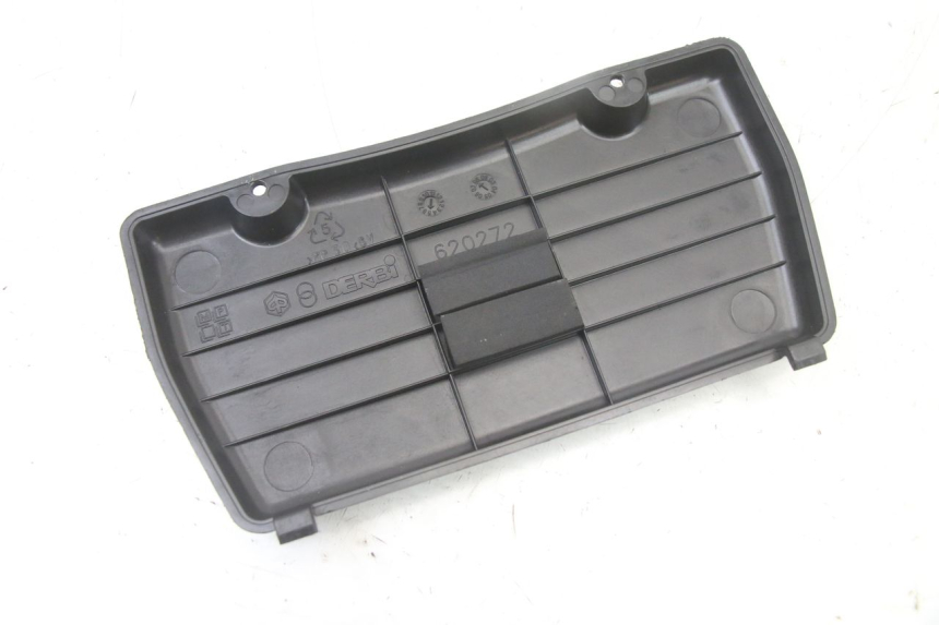 photo de COPERCHIO BATTERIA PIAGGIO XEVO - X EVO 125 (2007 - 2017) - Altra angolazione
