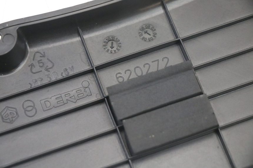 photo de COPERCHIO BATTERIA PIAGGIO XEVO - X EVO 125 (2007 - 2017) - Primo piano tecnico