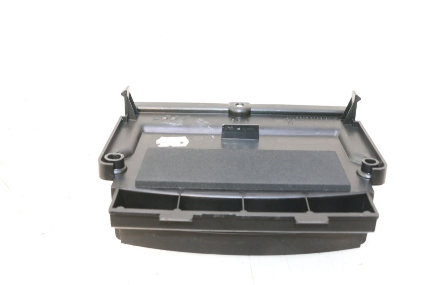 photo de BATTERIA COPERCHIO YAMAHA XP T-MAX ABS 500 (2005 - 2005) - Zoom sullo stato d'uso