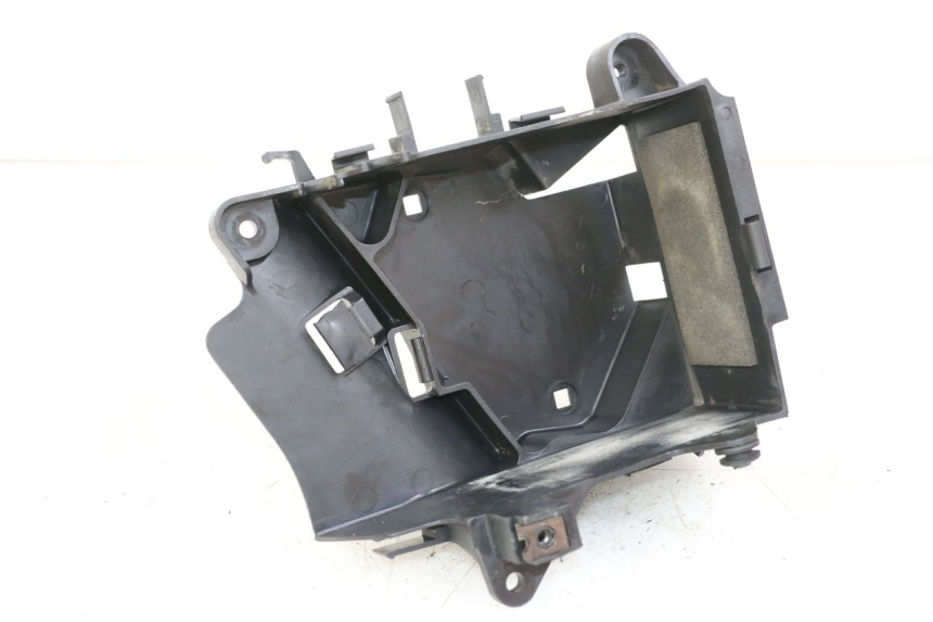 photo de BATTERIA COPERCHIO YAMAHA XVS DRAG STAR DRAGSTAR 650 (1997 - 2007) - Dettagli dei punti di fissaggio