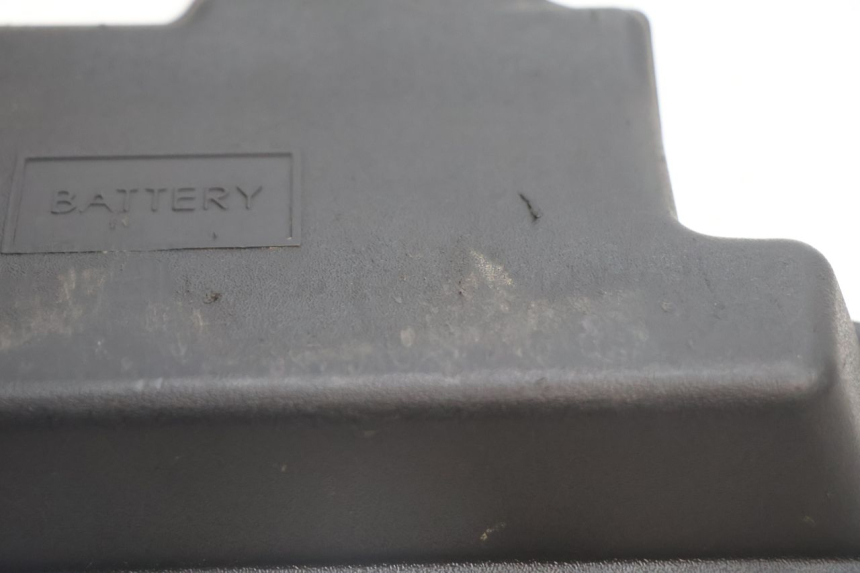 photo de COPERCHIO BATTERIA PIAGGIO ZIP 4T 50 (2018 - 2020) - Altra angolazione