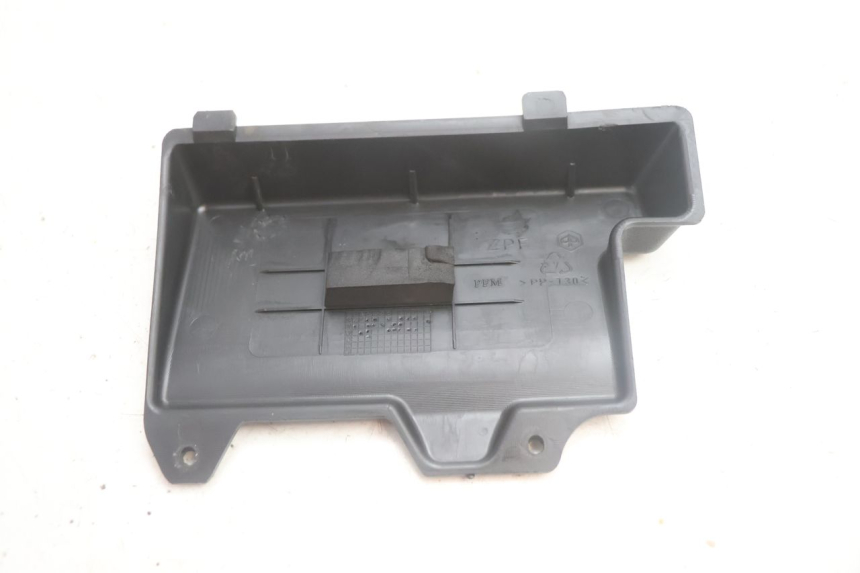 photo de BATTERIA COPERCHIO PIAGGIO ZIP IGET 4T 50 (2021 - 2023) - Altra angolazione