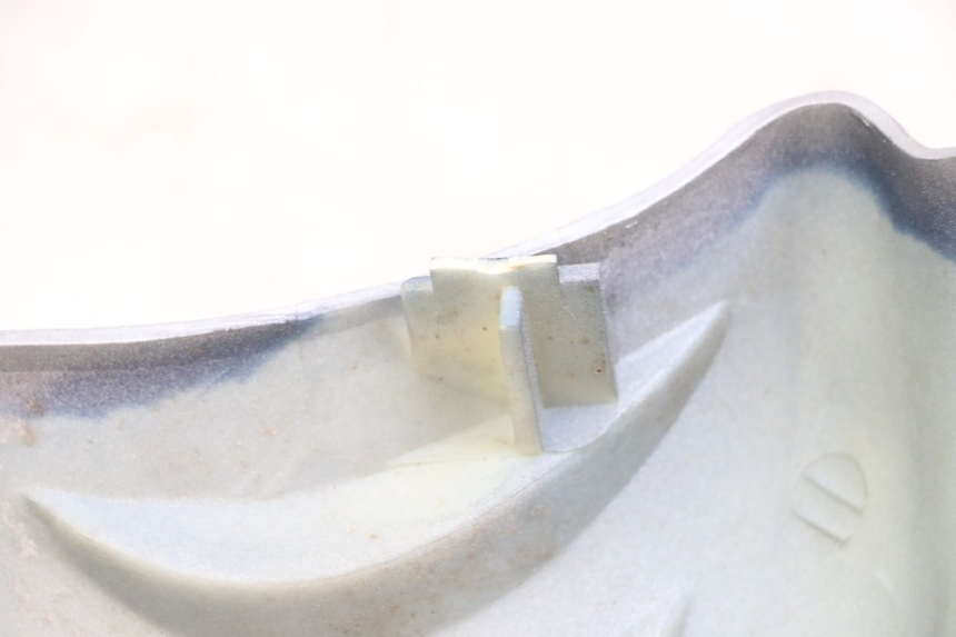 photo de COPERCHIO TELAIO LATERALE DESTRO HYOSUNG GF 125 (2001 - 2005) - Altra angolazione