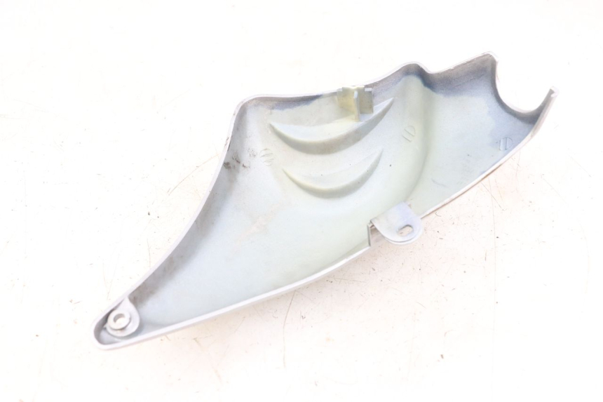 photo de COPERCHIO TELAIO LATERALE DESTRO HYOSUNG GF 125 (2001 - 2005) - Primo piano tecnico