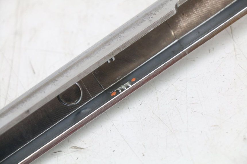 photo de TELAIO CARENA DESTRA PEUGEOT DJANGO 125 (2014 - 2017) - Marcature e riferimenti originali